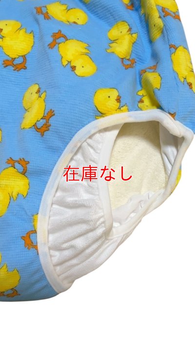 足周りにはギャザー付き