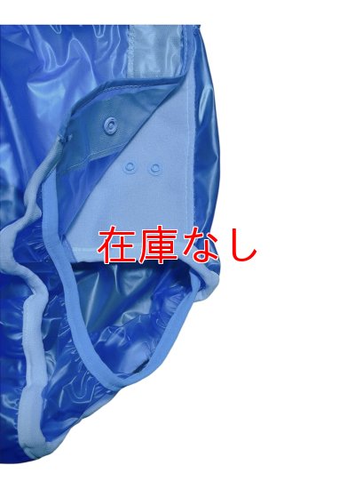 一番下と下から2番目には2個のスナップ