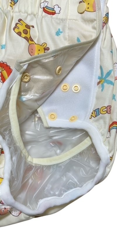 一番下、下から２番目にはスナップボタンが2個ついています