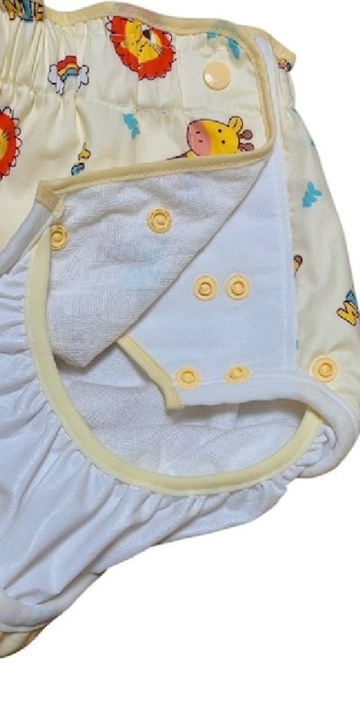 一番下のスナップボタンは3個、下から2番目には2個ついています