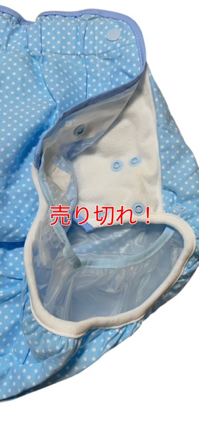 一番下のスナップボタンは3個、下から2番目には2個ついています