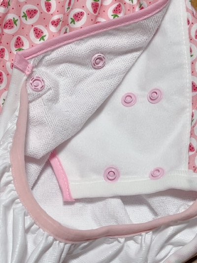 一番下のスナップボタンは3個、下から2番目には2個ついています