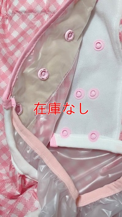 一番下、下から２番目にはスナップボタンが2個ついています