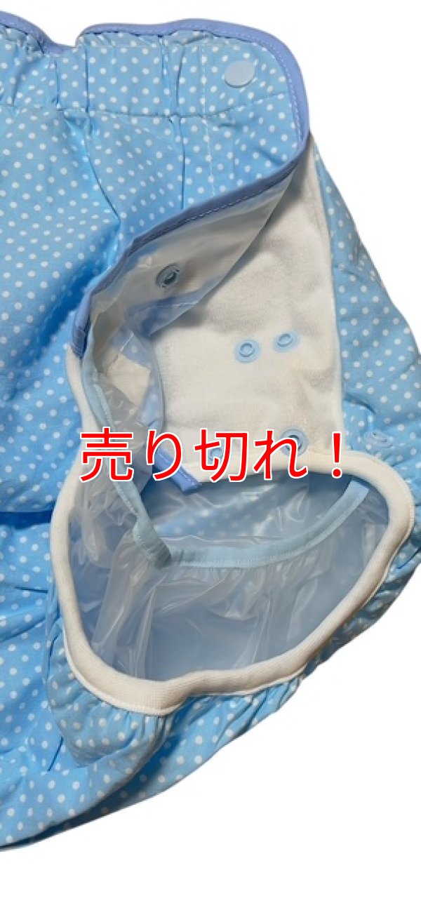 一番下のスナップボタンは3個、下から2番目には2個ついています