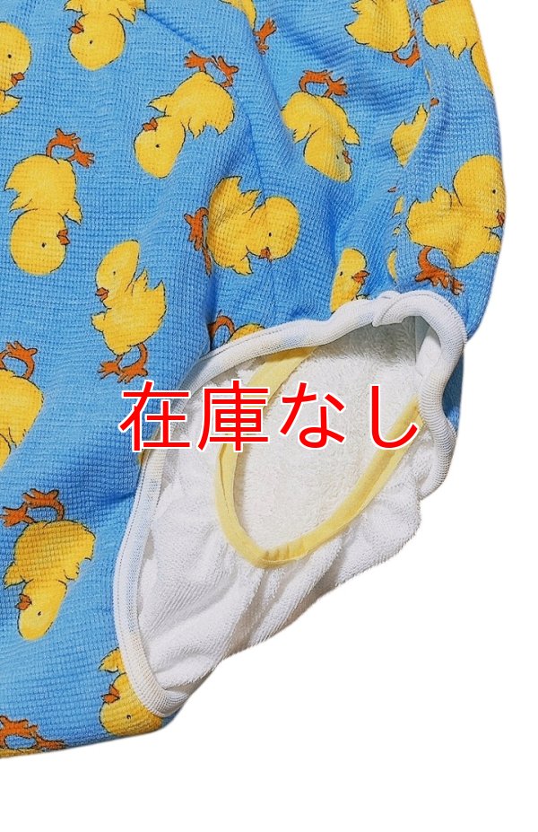 足周りにはギャザー付き