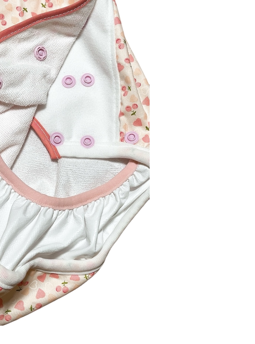 一番下のスナップボタンは3個、下から2番目には2個ついています